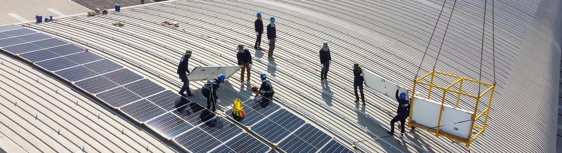 Workers installing solar panels_PPT