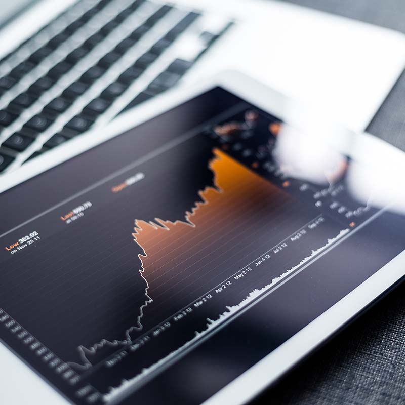 Financial_Graph_on_Tablet_S_0493