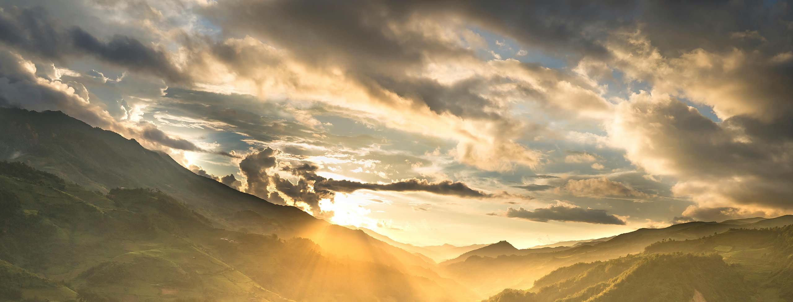 Crop field and valley 2560x975