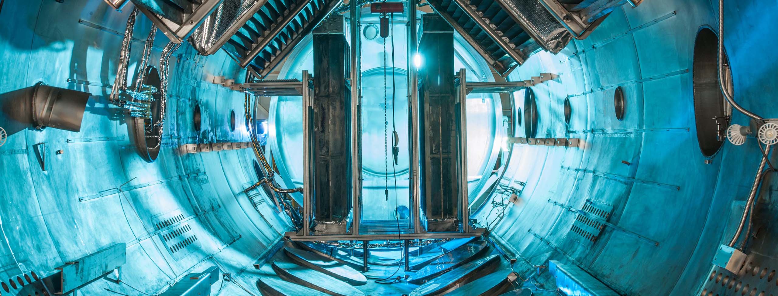 Space_shuttle_interior_S_0920 2560x975