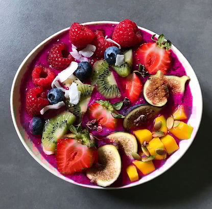 Raspberry pitaya smoothie bowl
