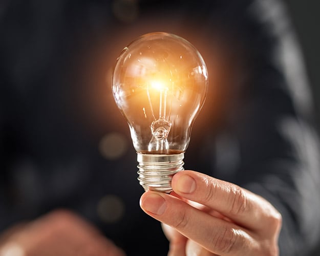 hand holding a lightbulb