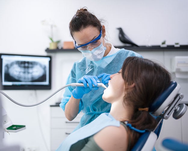 hygenist cleaning teeth