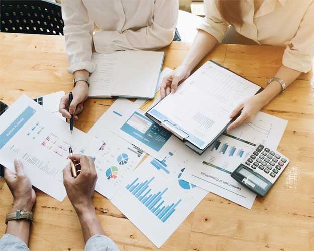 professional-investor-and-financial-meeting