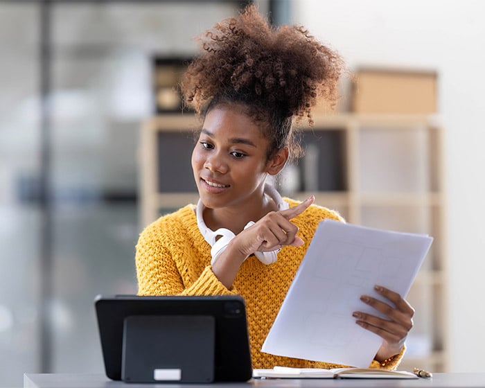 teacher educating students virtually