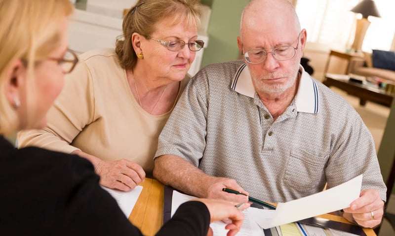 couple-looking-through-guide