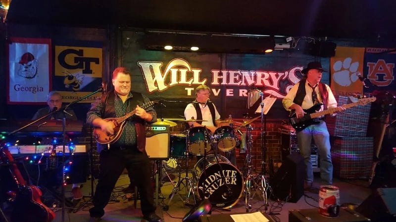 david-close-with-band-playing-on-stage