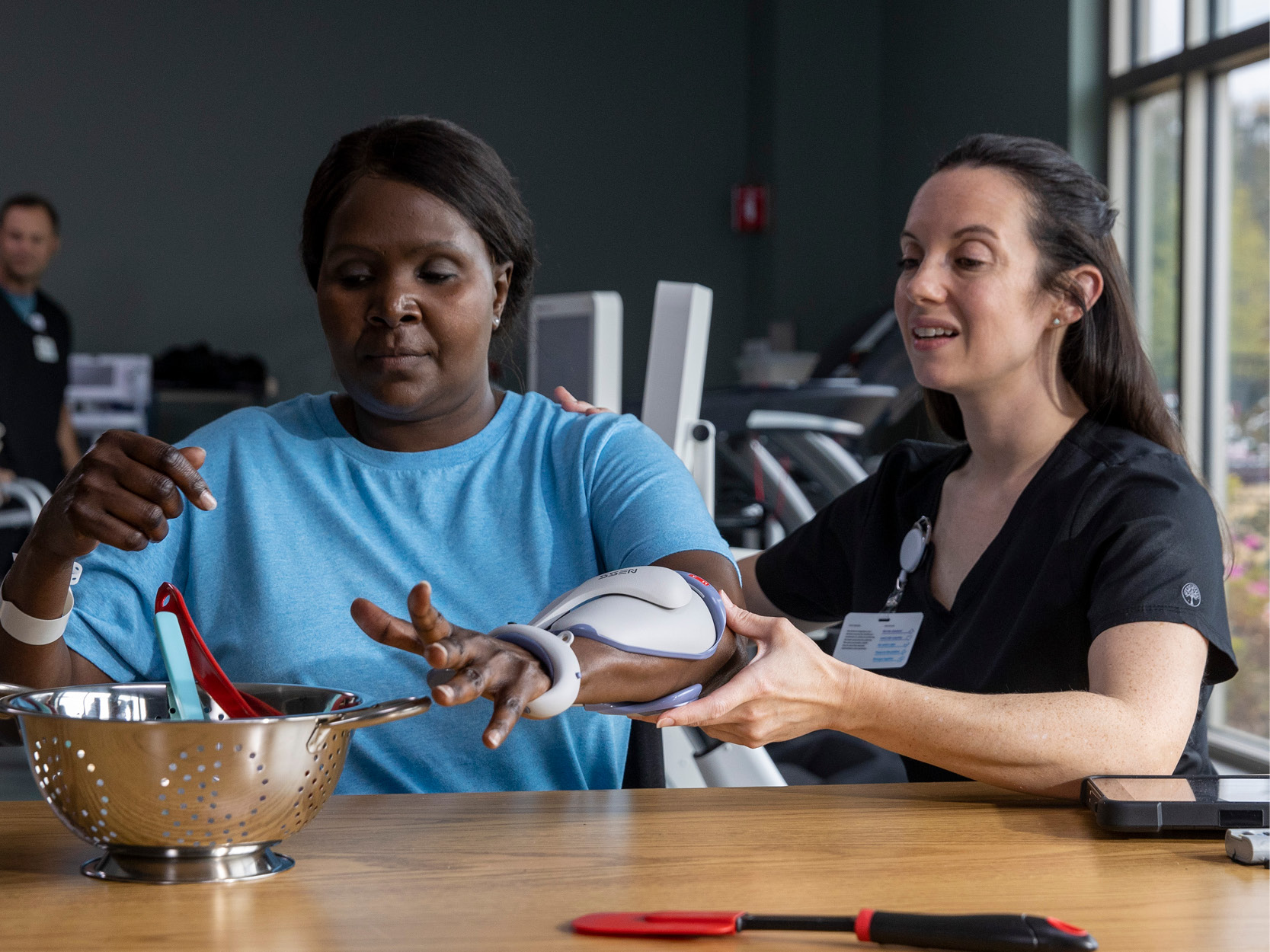 physical therapist and patient using the Bioness H200®