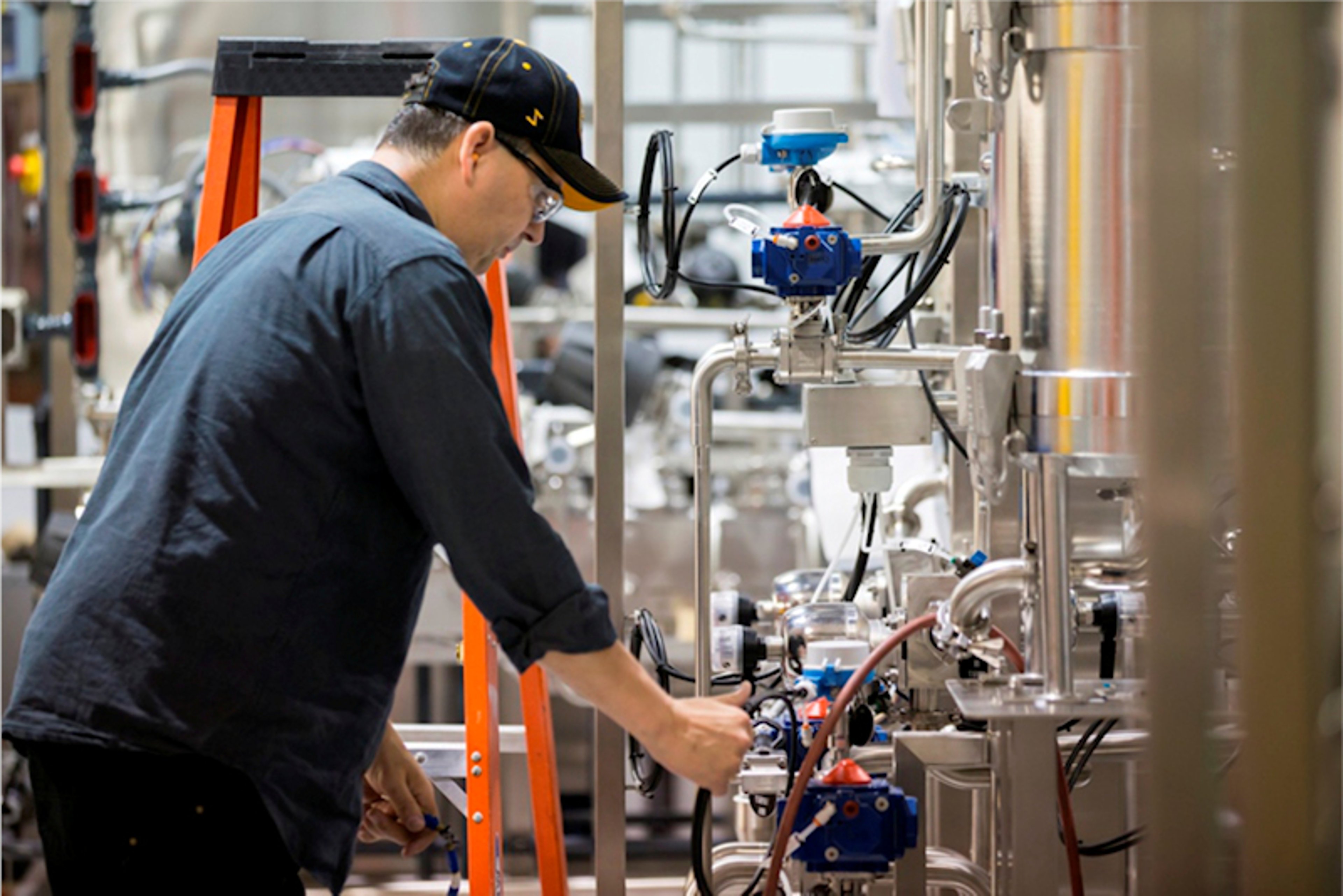 Stainless steel appliance with an Exentec worker