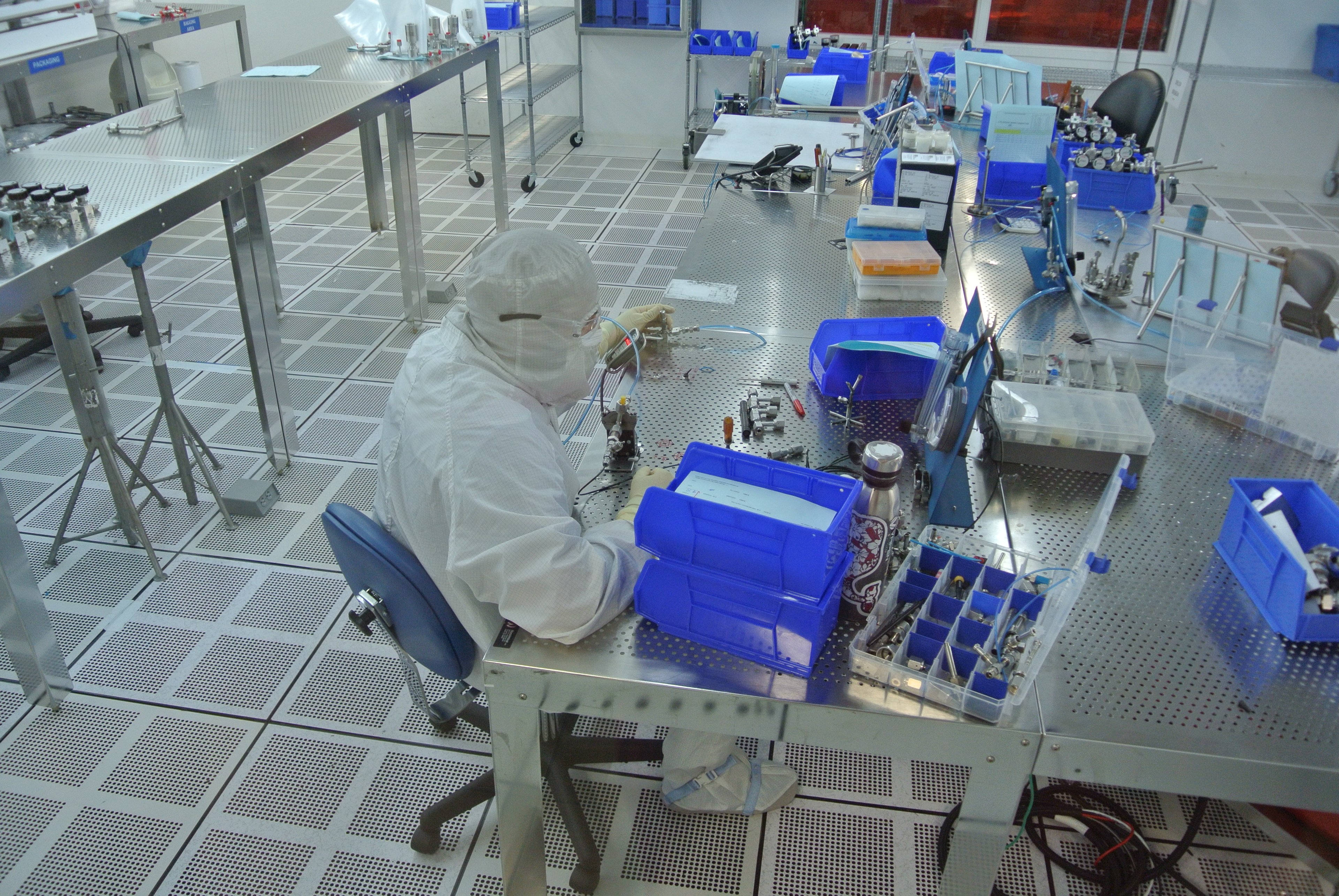 Employee of Exyte subsidiary Collabratech working with lab equipment