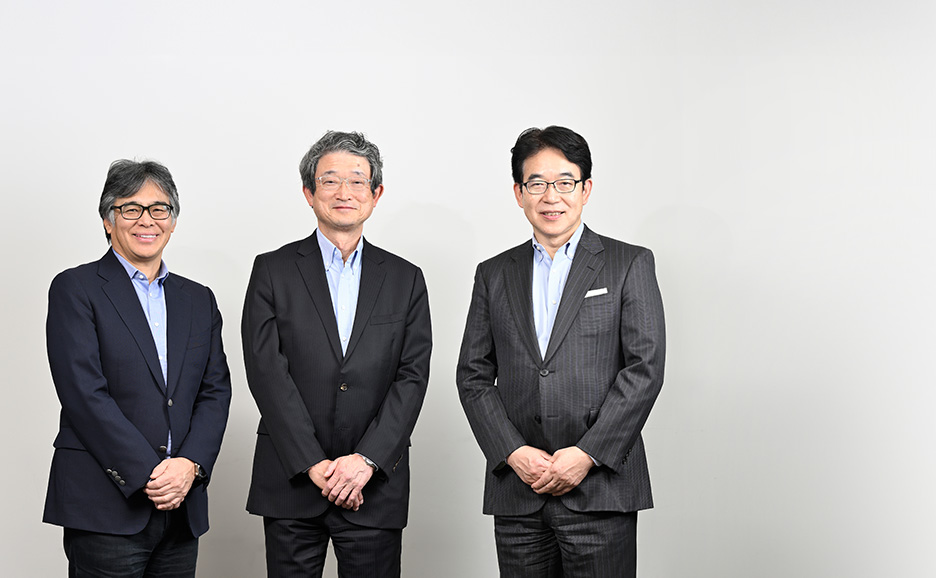 富士通 代表取締役社長 時田 隆仁 (左)、オリックス銀行 代表取締役社長 錦織 雄一 氏 (中央)、オリックス銀行 取締役兼専務執行役員 寺元 寛治 氏 (右)