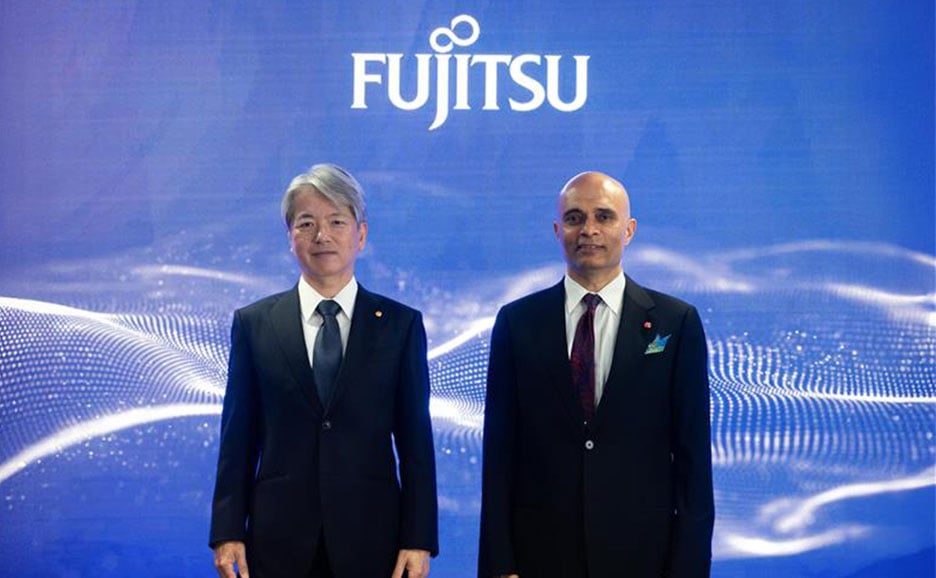 執行役員副社長 CTO、システムプラットフォーム担当 ヴィヴェック マハジャンと 執行役員常務 富士通研究所長 岡本 青史が並んで写っている。