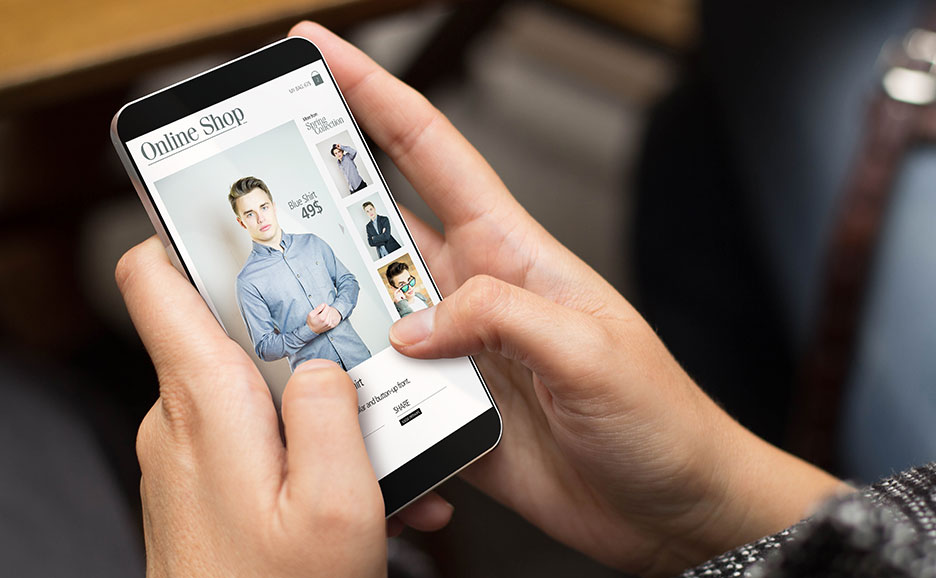Handaufnahme einer Person, die ein Smartphone nutzt, um Kleidung online zu kaufen
