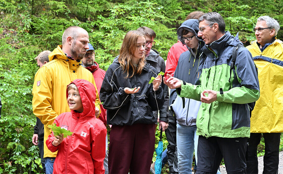 Racks4Roots powered by Fujitsu: Impressionen von der Baumpflanzaktion am Sillbach-Wasserfall