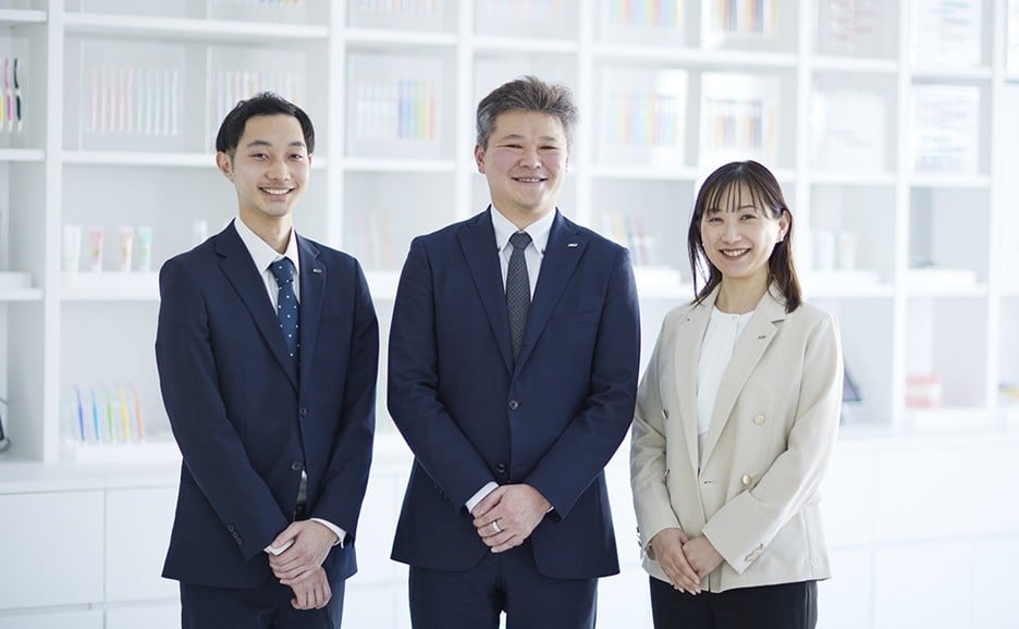株式会社ジーシー (左から)東京支店 生体材料係 村上和樹様、 デンタルインフォメーションセンター 学術研修課 道井貴幸様、 人事部 人事課 人材開発係 岩澤優花様