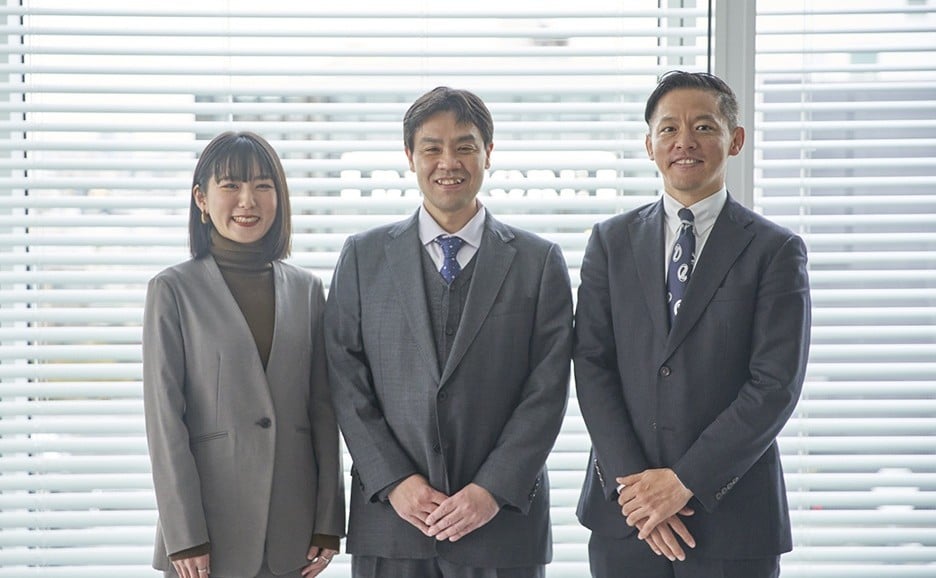 株式会社 中島董商店 経営企画部 DX推進課 担当課長 三宅淳平様(右) 株式会社nakato 業務部 業務課 課長 石井義章様(中央) 株式会社トウ・アドキユーピー 広告宣伝部 広告宣伝一課 小笠原澪様(左)
