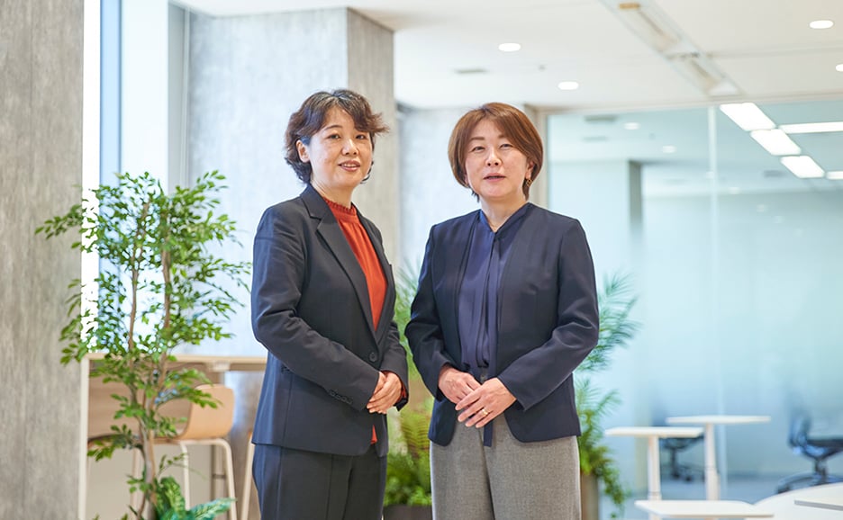 NTTアドバンステクノロジ株式会社 人事部タレントマネジメント推進室室長 後藤斉衣子様(左)と担当課長代理 古川明美様(右)