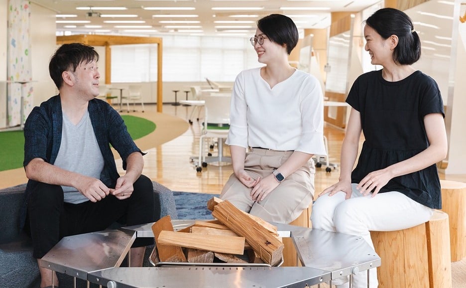 富士通ラーニングメディアの城能雅也、太田紗矢子と熊谷文美