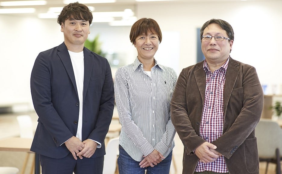 ナレッジサービス事業本部 マネージャー 渡邉潤(左)、ナレッジサービス事業本部 本部長 三原乙恵(中)、ナレッジサービス事業本部 シニアディレクター 松田克也(右)