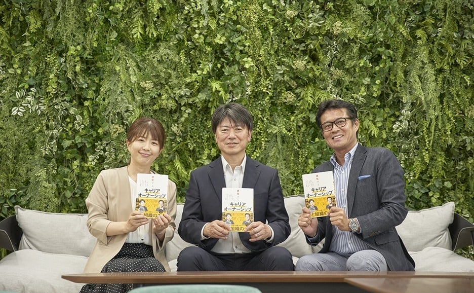 法政大学キャリアデザイン学部・大学院 教授 田中 研之輔 氏(右)、 富士通株式会社 取締役執行役員 SEVP CHRO 平松 浩樹(中央)、 株式会社富士通ラーニングメディア 小西 千晴(左)