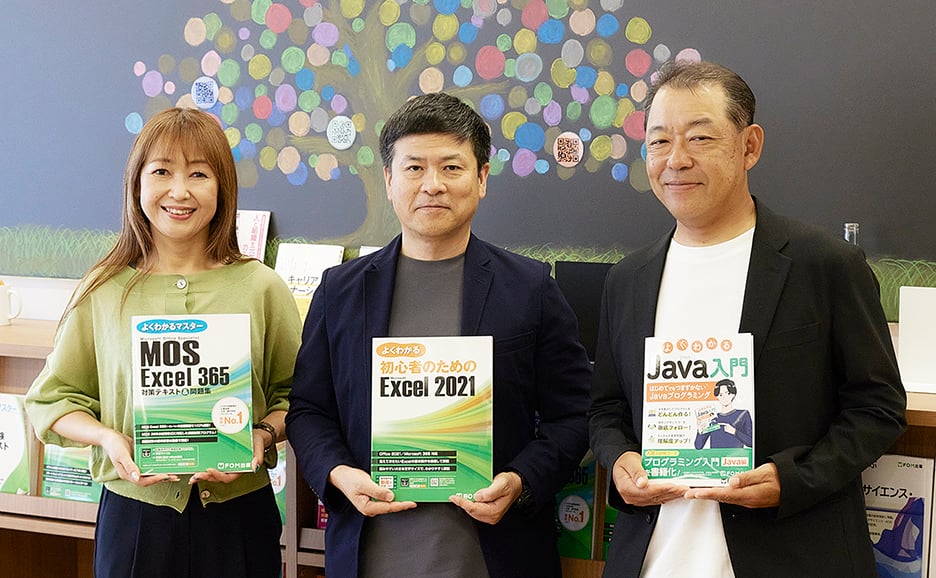 ナレッジエクスペリエンスサービス事業本部 出版サービス事業部 マネージャー 竹本亜紀子(左)、ナレッジエクスペリエンスサービス事業本部 出版サービス事業部 シニアマネージャー 池添善人(中)、ナレッジエクスペリエンスサービス事業本部 本部長 古橋誠(右)