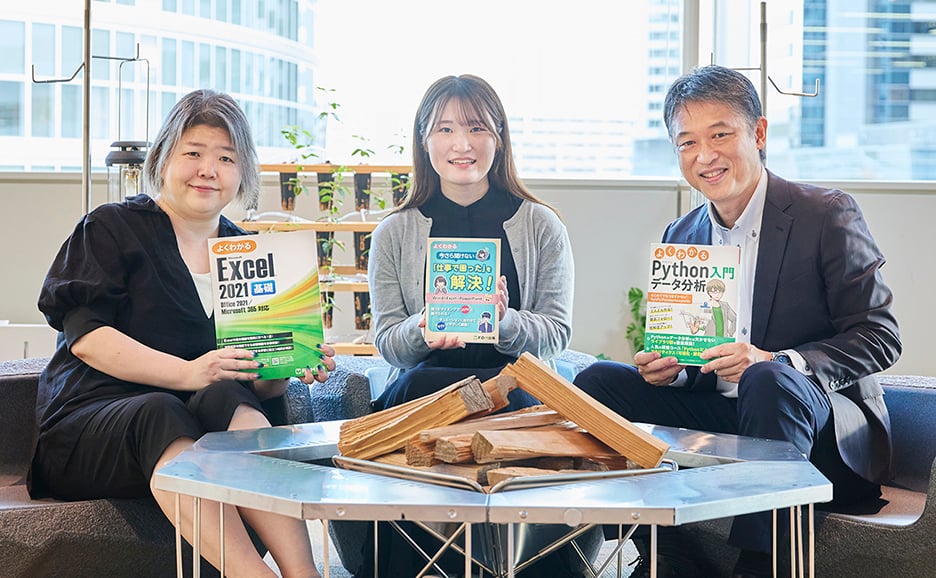 ナレッジエクスペリエンスサービス事業本部 出版サービス事業部 開発リーダー 山本寛子(左)、ナレッジエクスペリエンスサービス事業本部 出版サービス事業部 ライター 崎村奈央(中)、レッジエクスペリエンスサービス事業本部 出版サービス事業部 ライター 三笠敬一郎(右)