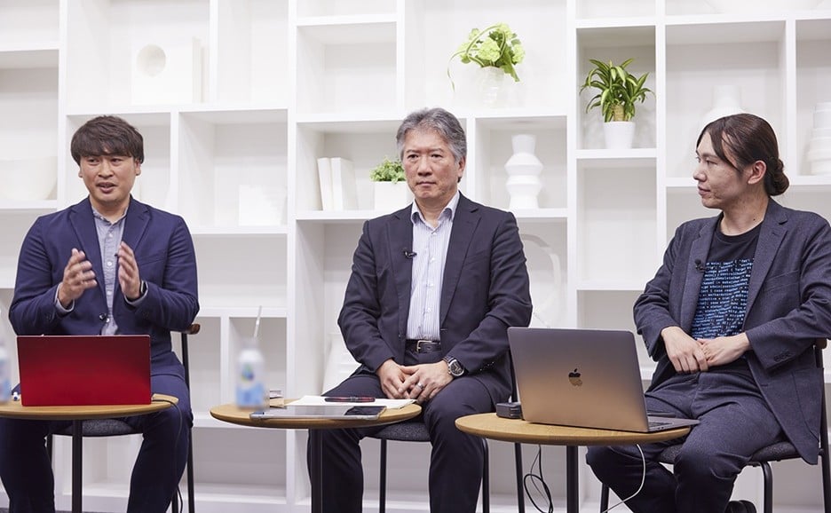 株式会社富士通ラーニングメディア ナレッジサービス事業本部 シニアディレクター 渡邉 潤(左)、株式会社富士通ラーニングメディア 代表取締役社長 佐竹 秀彦(中央)、合同会社機械経営 代表 安野 貴博 氏(右)
