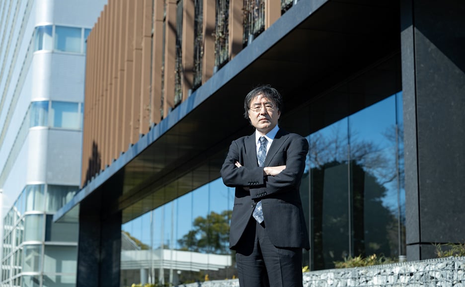 量子コンピュータがもたらす大変革──勝者となるために今から企業が準備できること。富士通の量子コンピュータ研究開発拠点の前に立つ菊池慎司の姿。