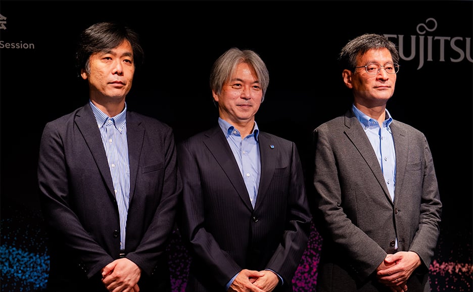 左から、富士通株式会社 富士通研究所 人工知能研究所 所長 園田 俊浩、富士通株式会社 執行役員 EVP 富士通研究所 所長 岡本 青史、富士通株式会社 富士通研究所 先端技術開発本部 本部長 新庄 直樹