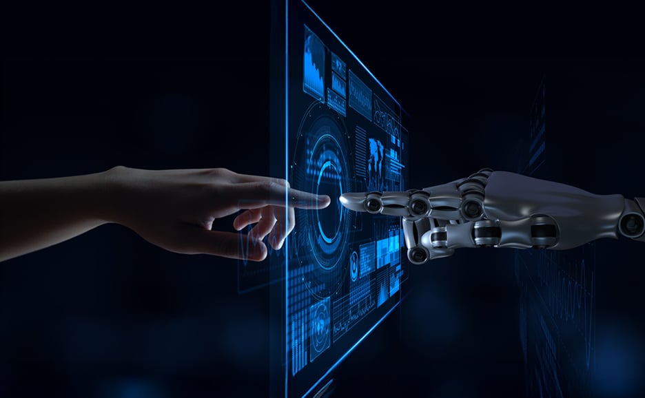 人間の指とロボットの手が、青いデジタル情報のインターフェースに触れている。