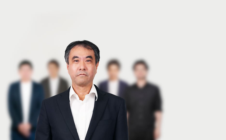 伊藤章さんを正面センターに、そしてその他のインタビューイーを背景に位置した画像。