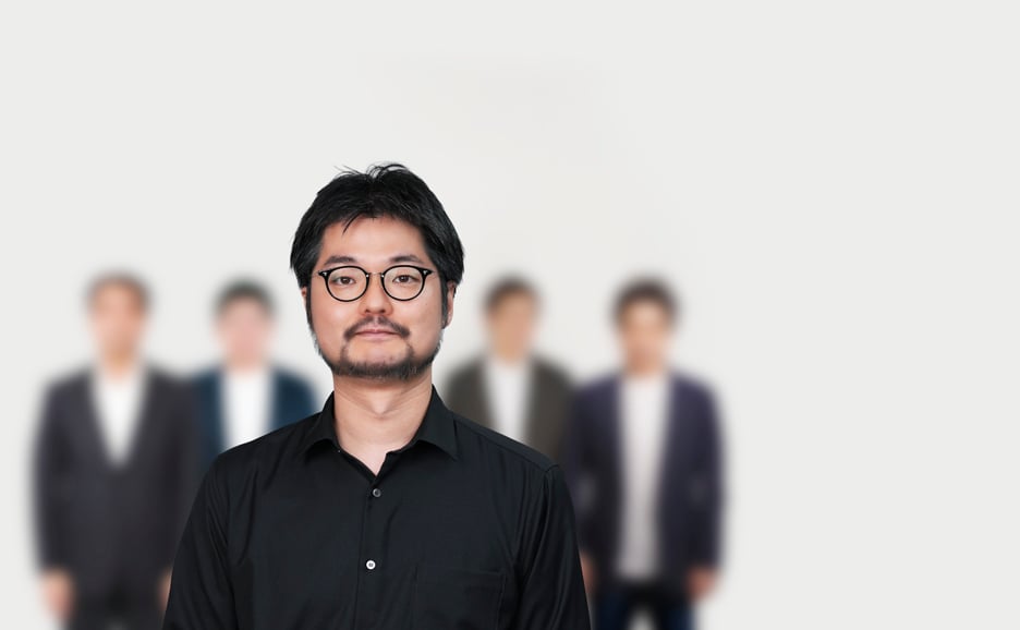 中尾悠里さんを正面センターに、そしてその他のインタビューイーを背景に位置した画像。