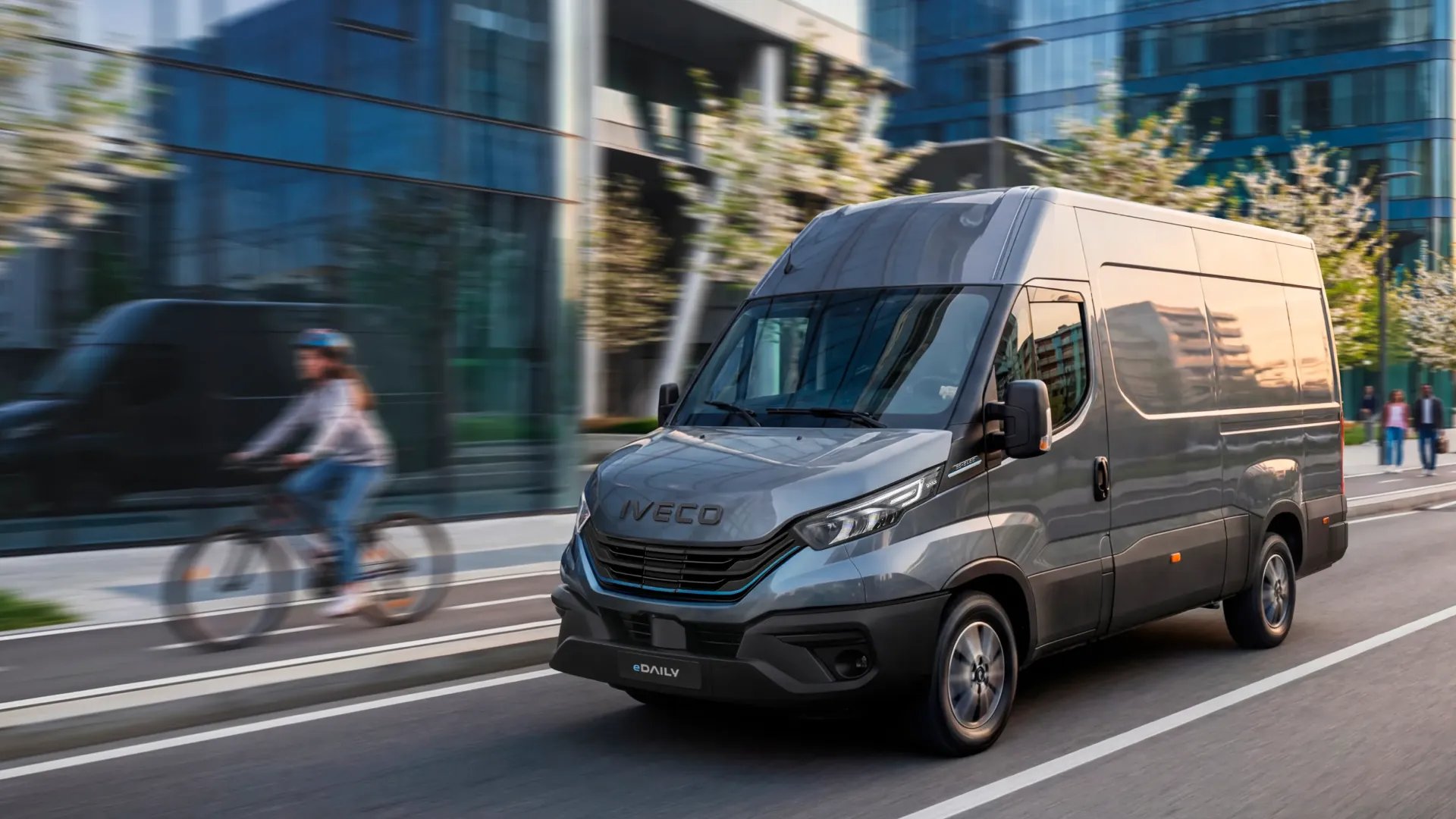 eDaily furgone grigio scuro vista laterale con sfondo città moderna