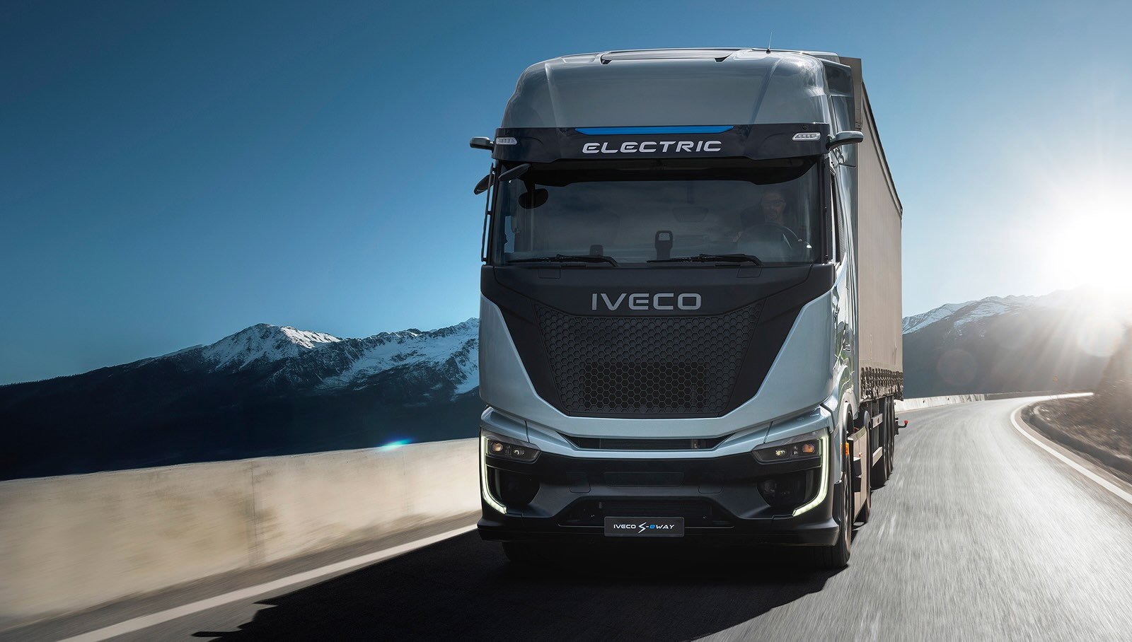 S-eWay Artic trattore stradale elettrico GATE con montagne innevate sullo sfondo