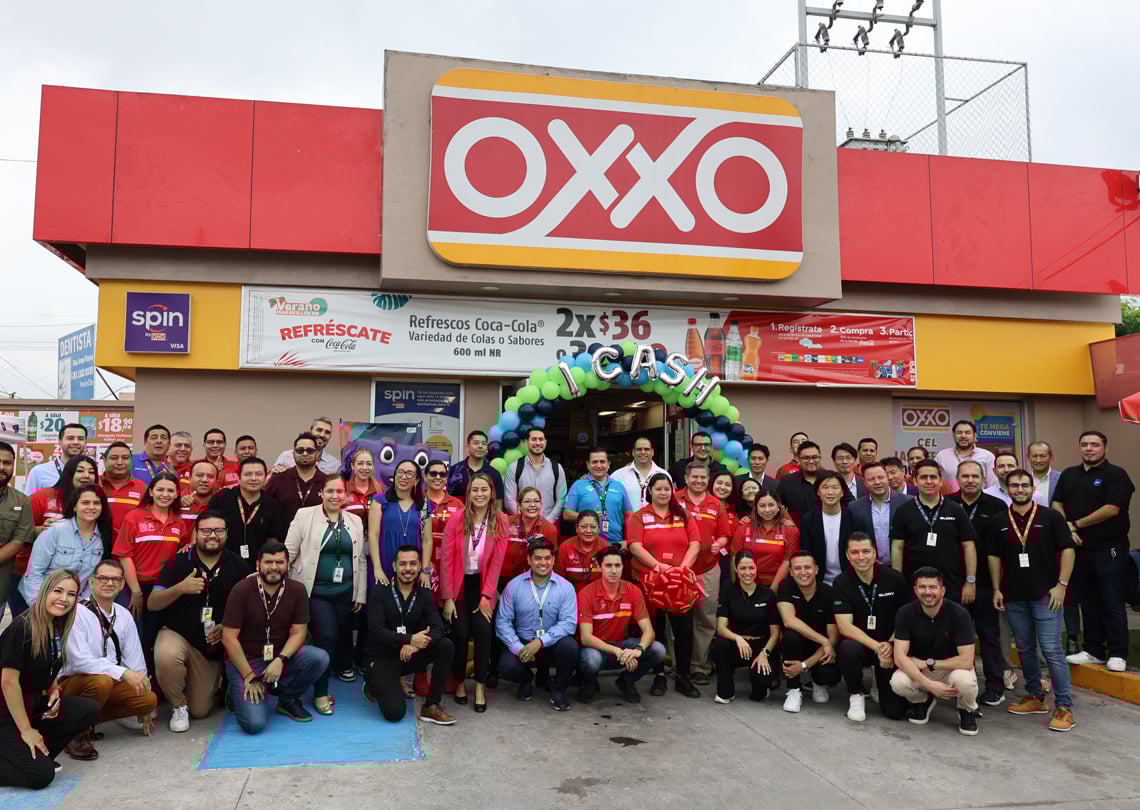 Equipe OXXO em evento de inauguração, destacando produtos e promoções. Ambiente acolhedor.