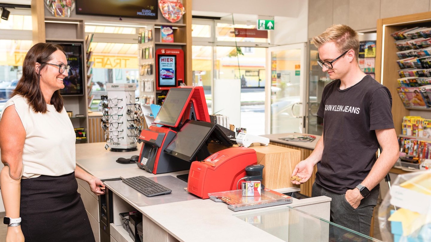 1440x810-shop-assistant--and-customer-austria