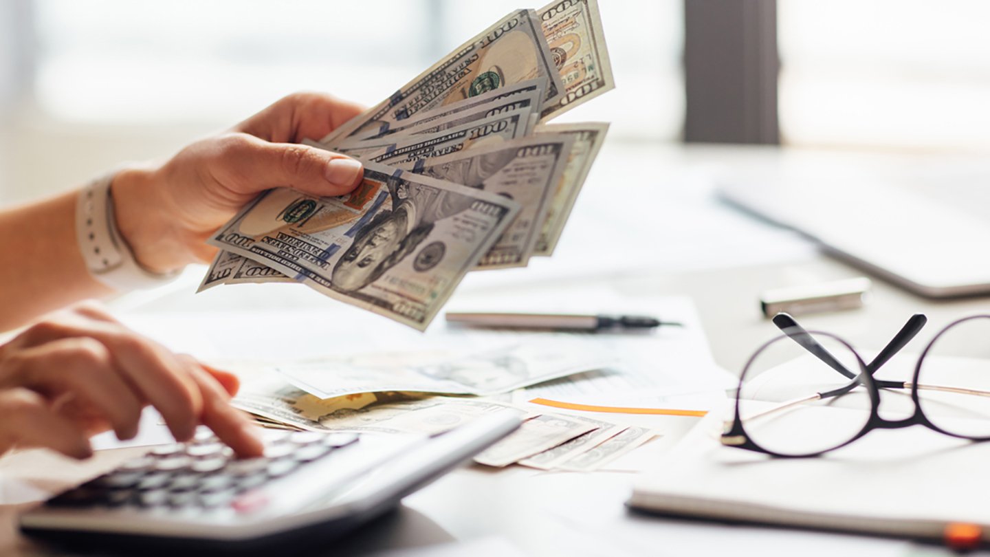 manual-cash-counting-1440x810