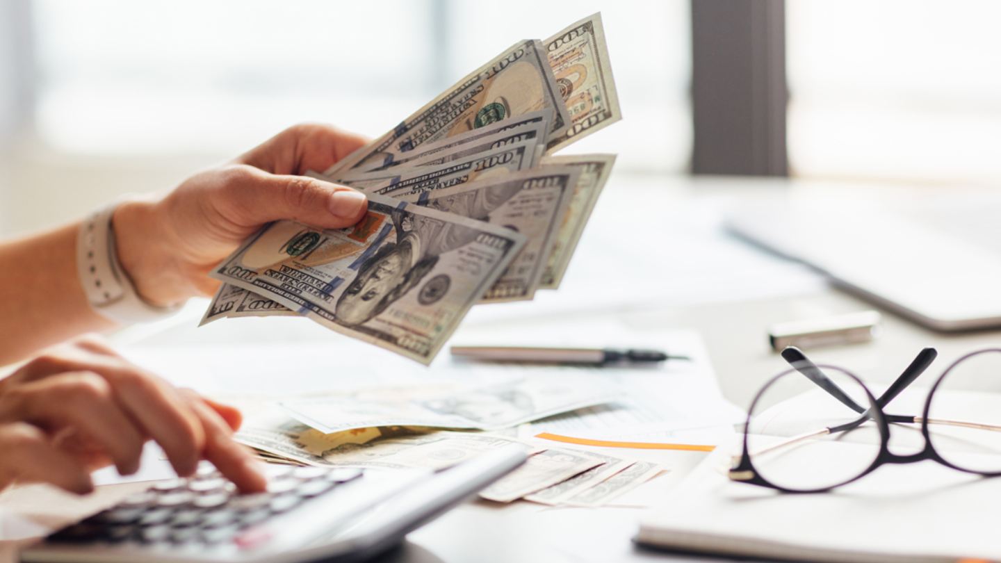 Manual-cash-counting_1440x810