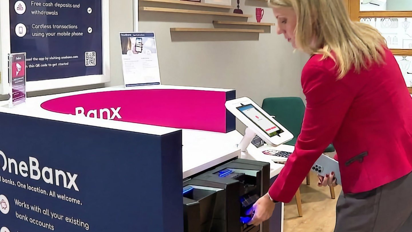 one-banx-lady depositing cash