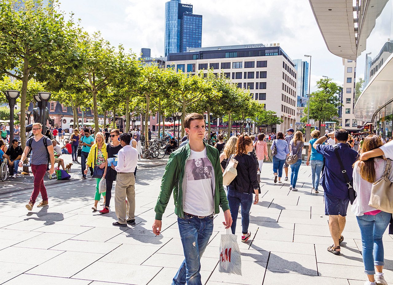 Menschen Menge auf der Zeil, Frankfurt 