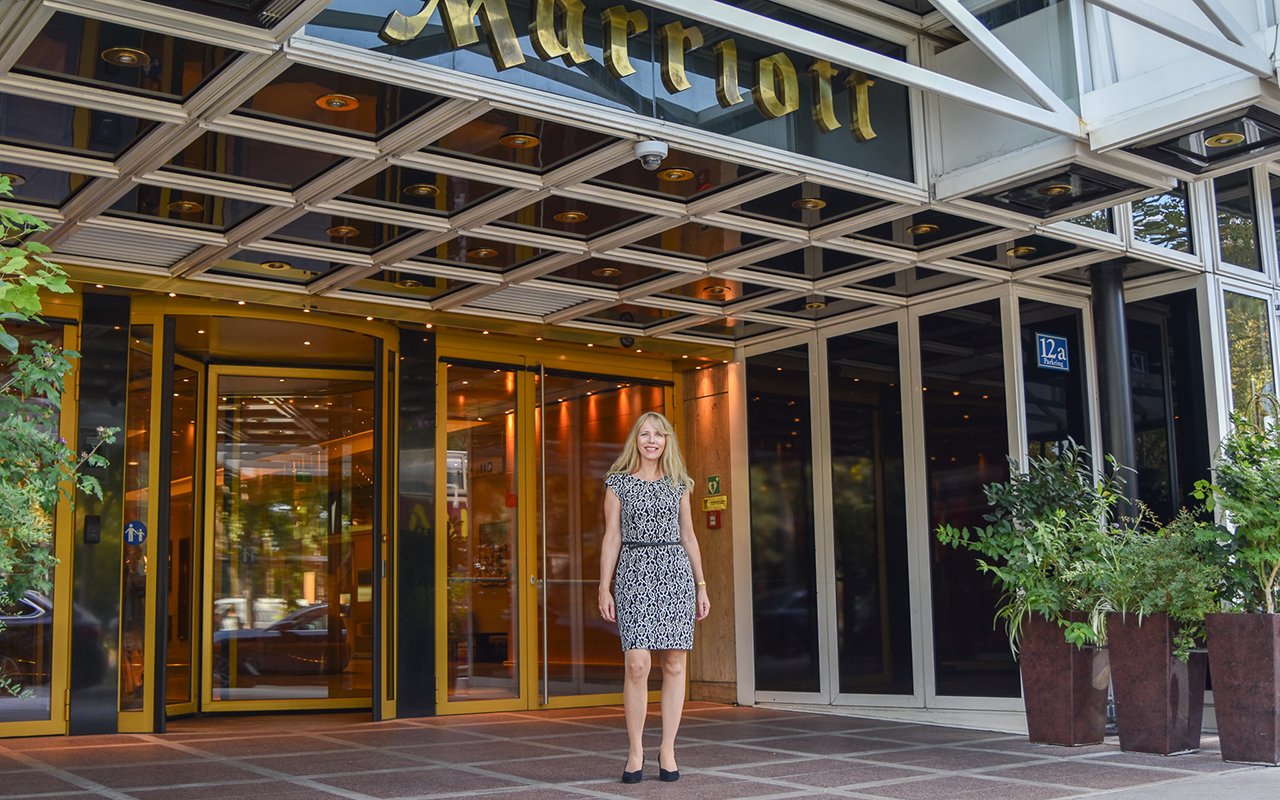 Eine Frau steht vor dem Marriot Vienna Hotel