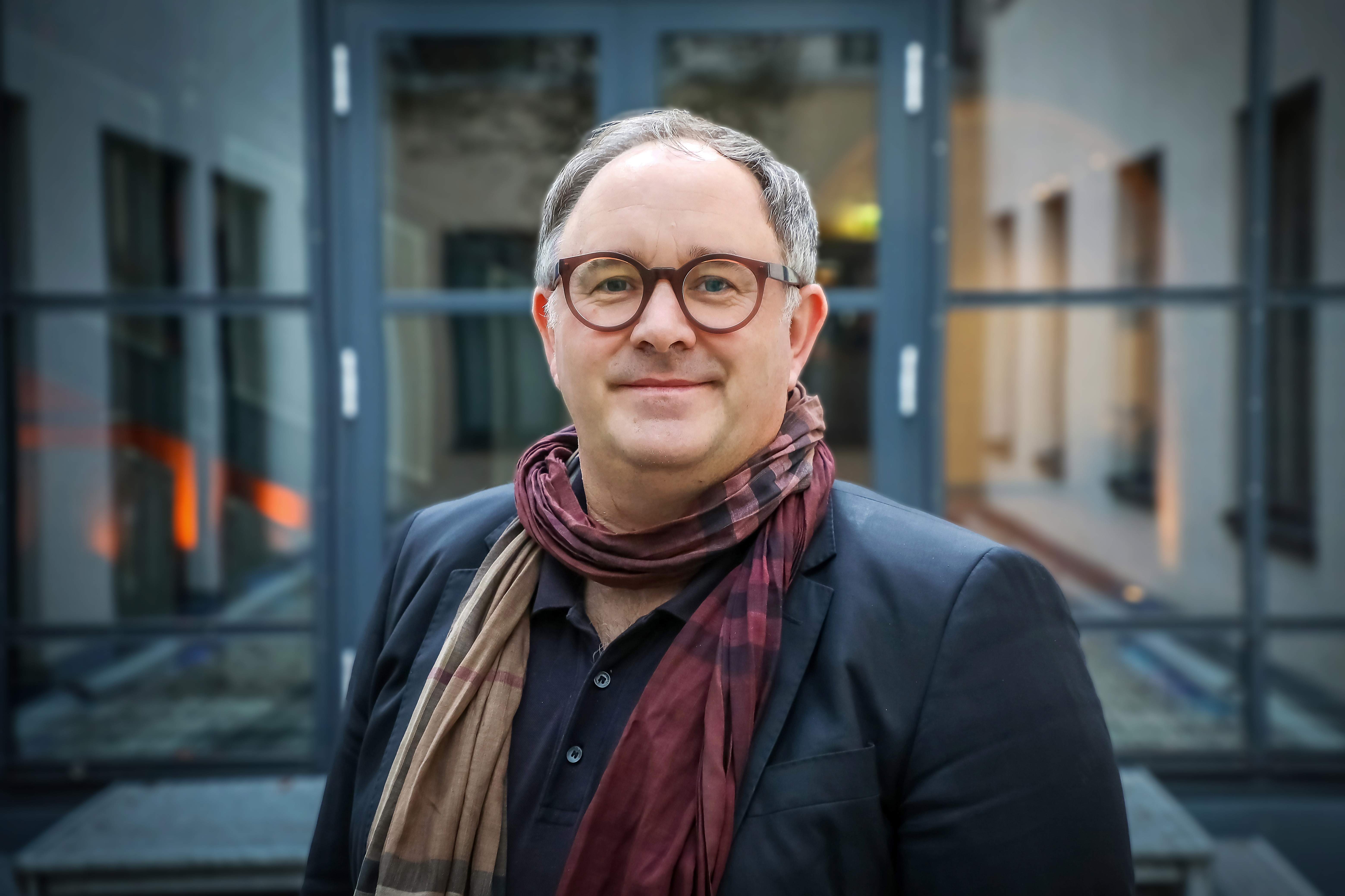 Porträt von einer Person vor einem Bürohintergrund