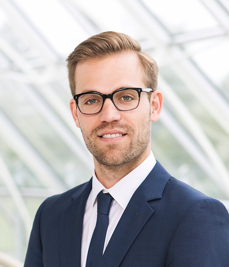 Porträt von einer Person vor einem weißen Hintergrund