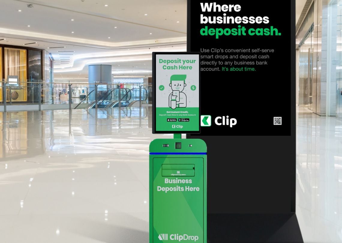 Imagem de um quiosque de depósito de dinheiro da Clip em um shopping, destacando o serviço de deposito de dinheiro para empresas.
