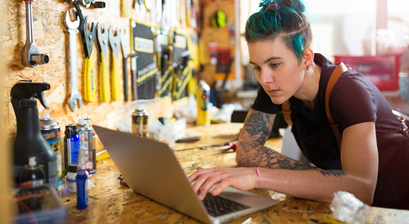 Person working in shop supporting customers and partners 