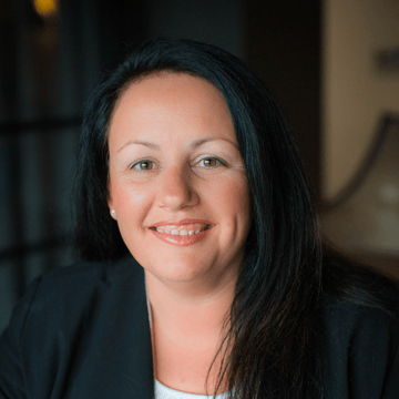 Portrait d'Yvette McEnearney.