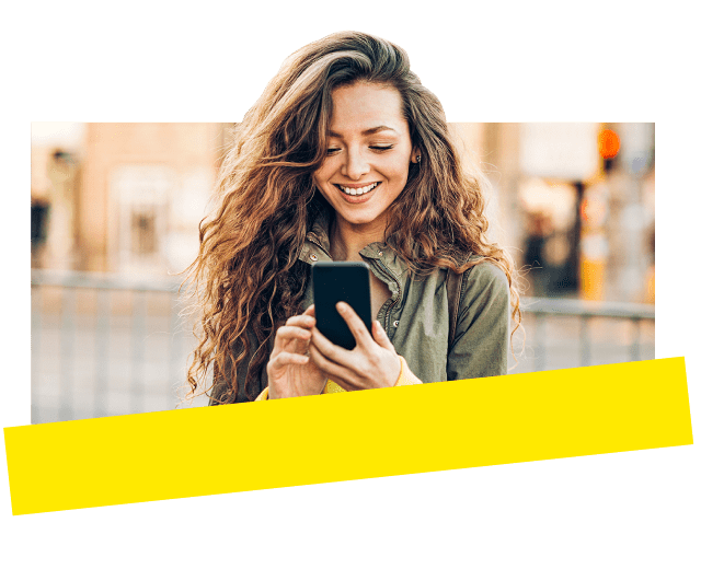 Une femme qui utilise GoTo Meeting en toute sécurité sur son téléphone mobile à l’extérieur.