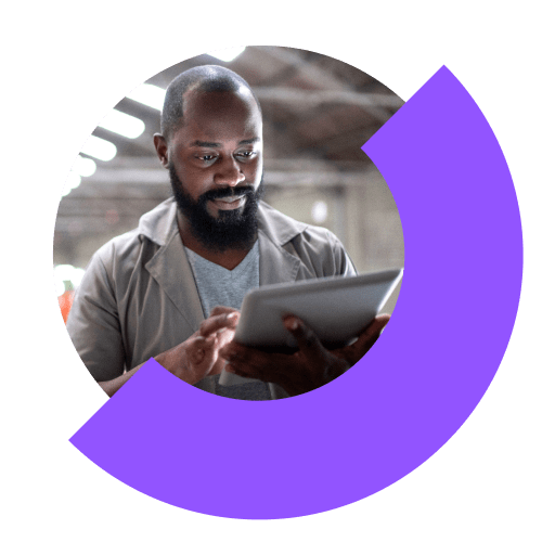 Una persona en una fábrica que usa el acceso remoto y herramientas de asistencia en una tableta.