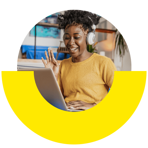 Persona en su casa utilizando las herramientas de colaboración empresarial en un portátil.