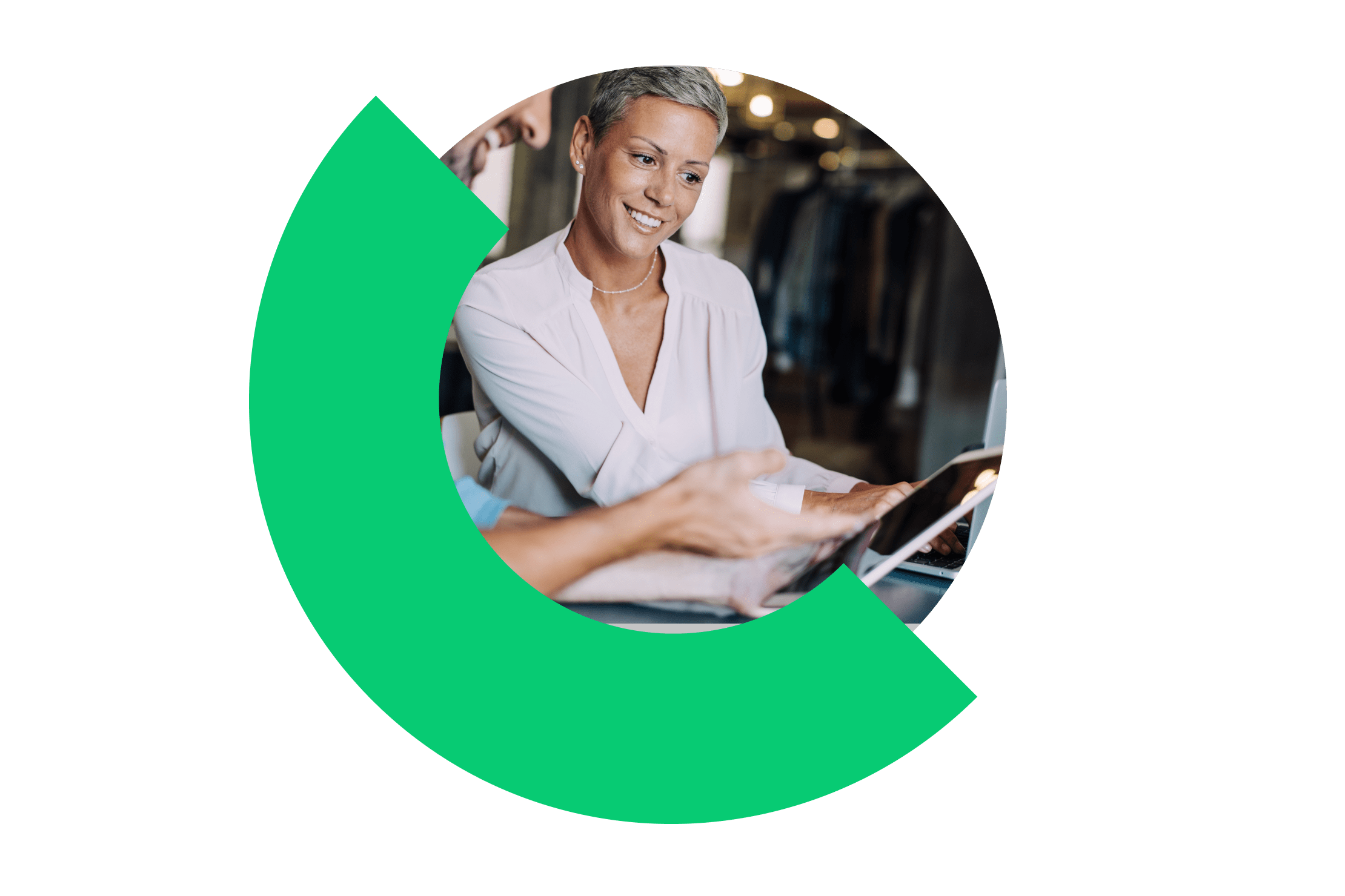 Vendedor demonstrando recursos em um tablet a uma mulher.